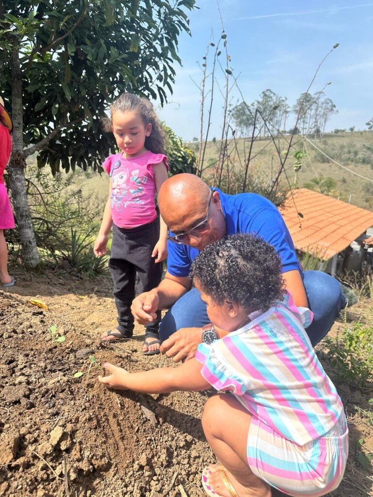 Plantio comunitário da APB une gerações em ação de inclusão e aprendizado