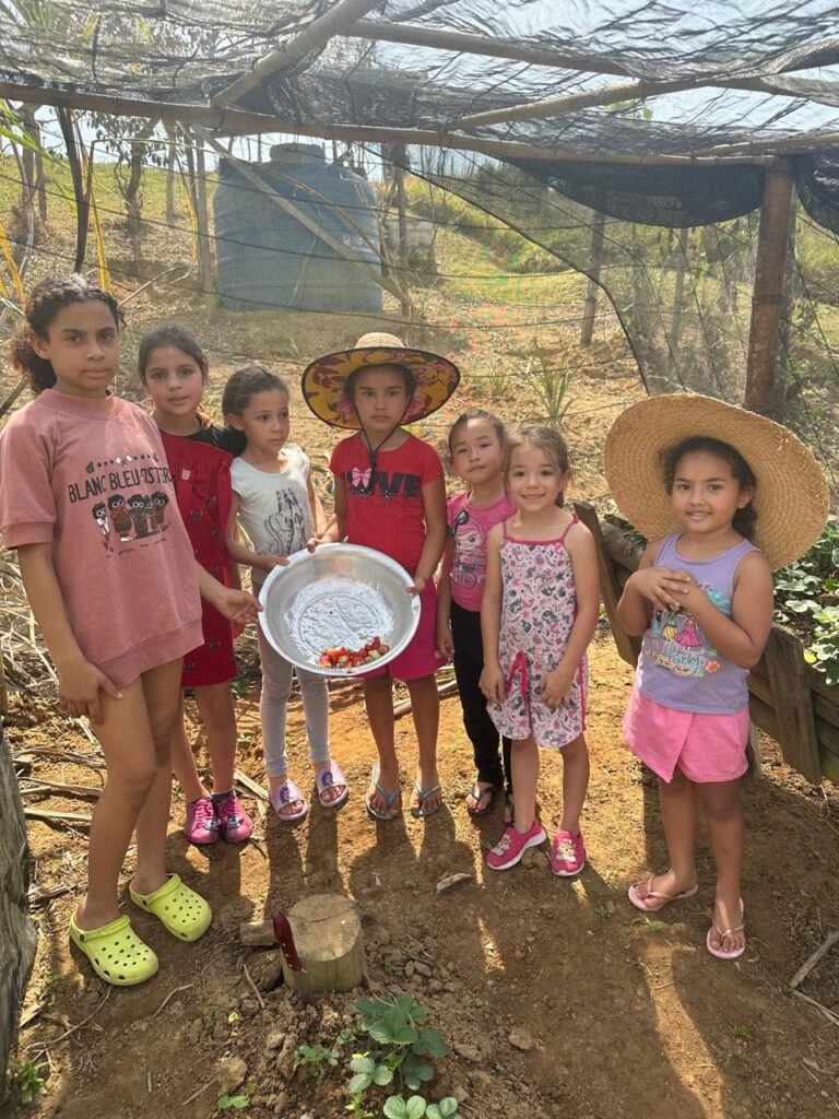 Plantio comunitário da APB une gerações em ação de inclusão e aprendizado